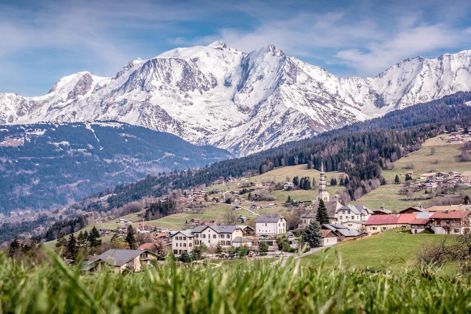 Apartment Au Bon Coin - Luxury Chamonix Hidden Haven, Mont Blanc View, Hot Tub And Garden Bagian luar foto