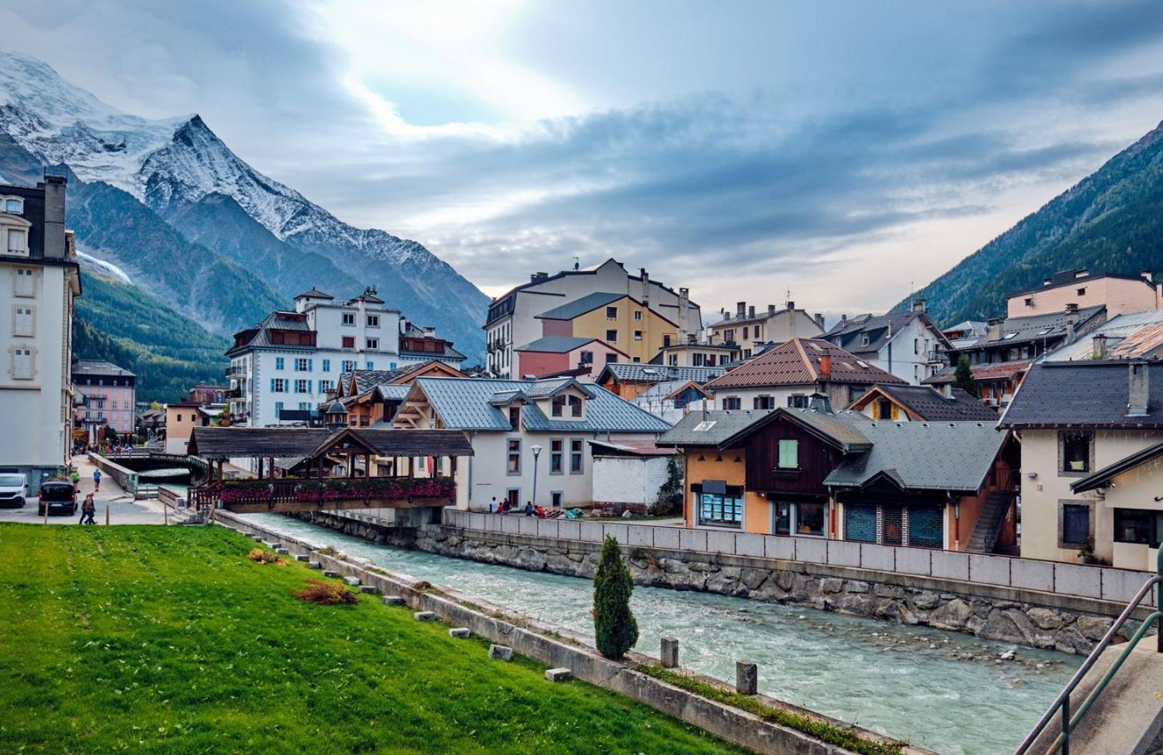 Apartment Au Bon Coin - Luxury Chamonix Hidden Haven, Mont Blanc View, Hot Tub And Garden Bagian luar foto