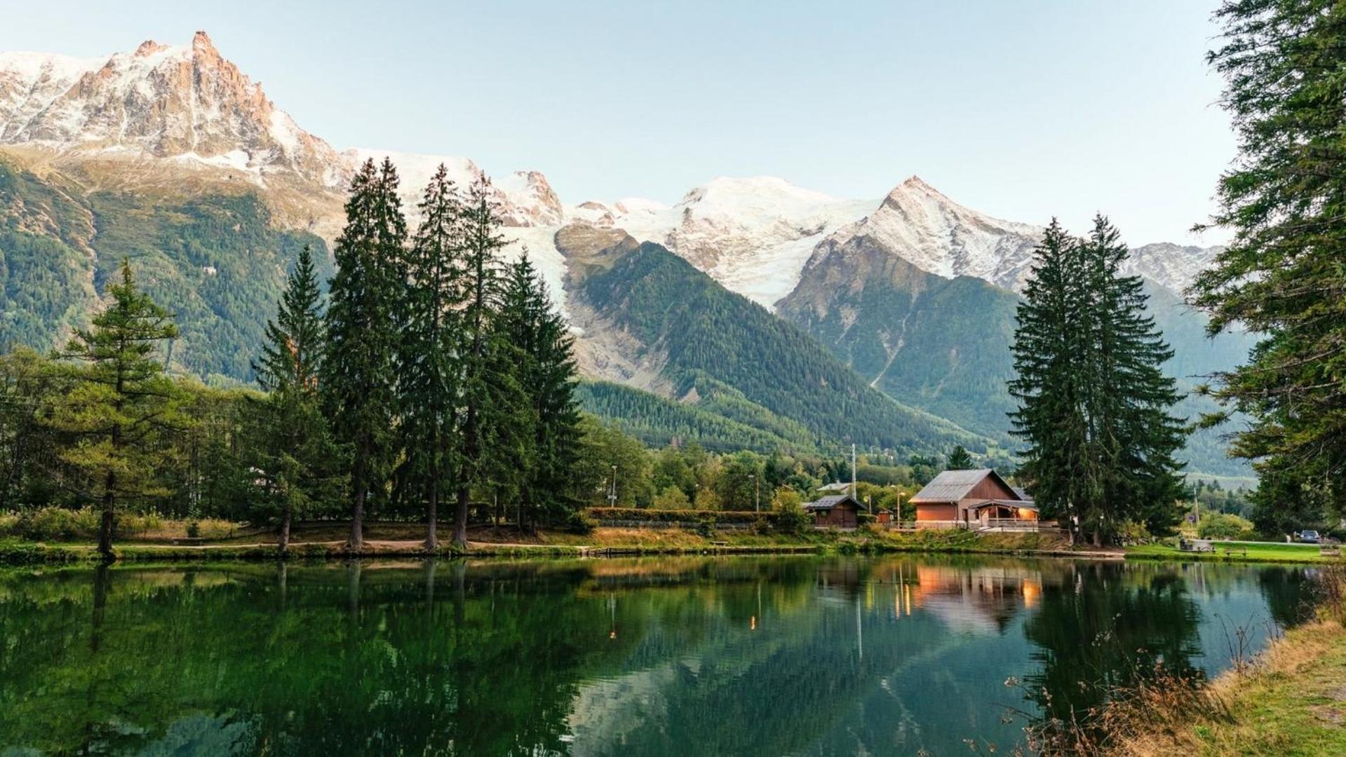 Apartment Au Bon Coin - Luxury Chamonix Hidden Haven, Mont Blanc View, Hot Tub And Garden Bagian luar foto
