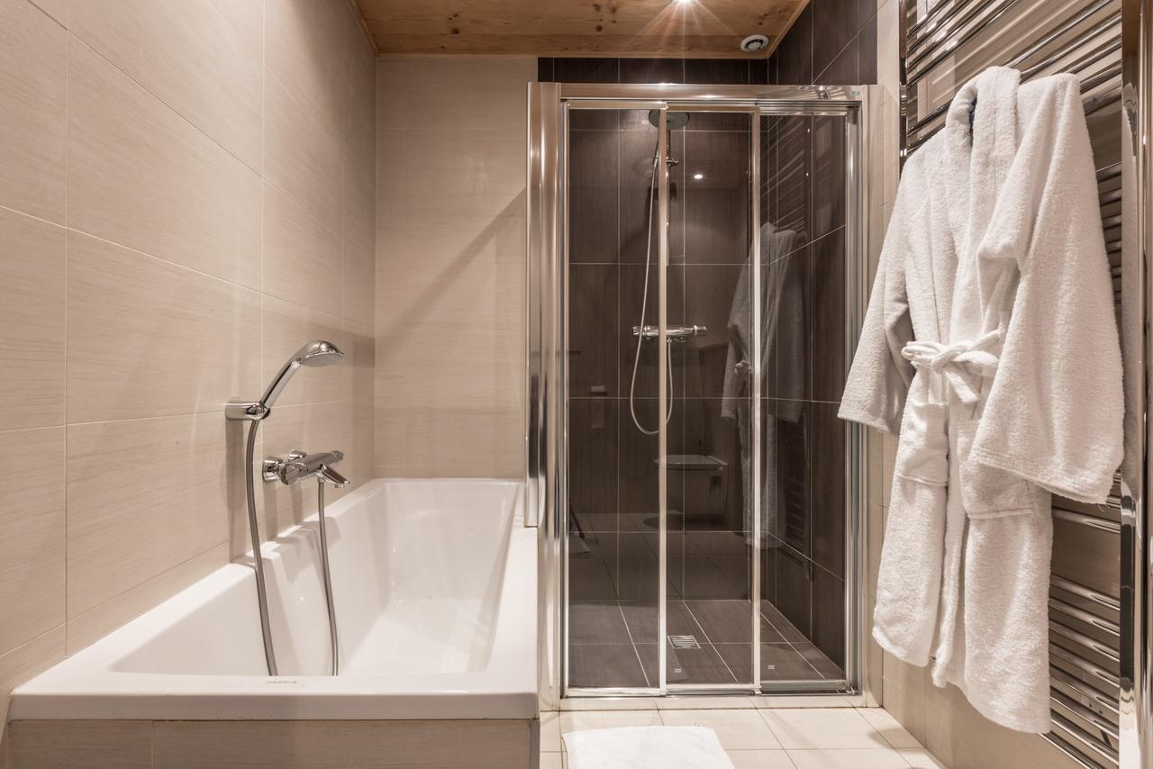 Apartment Au Bon Coin - Luxury Chamonix Hidden Haven, Mont Blanc View, Hot Tub And Garden Bagian luar foto