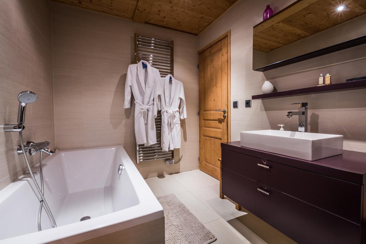 Apartment Au Bon Coin - Luxury Chamonix Hidden Haven, Mont Blanc View, Hot Tub And Garden Bagian luar foto
