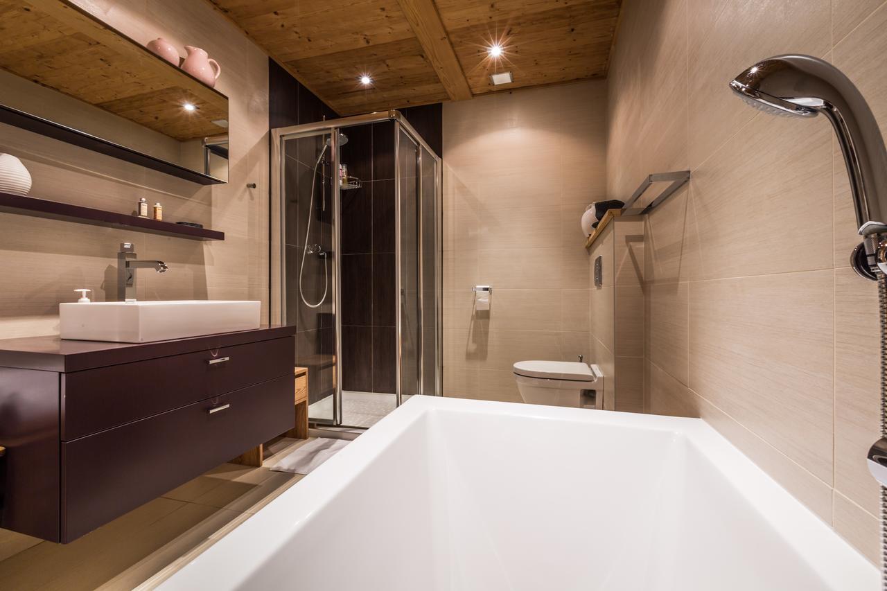 Apartment Au Bon Coin - Luxury Chamonix Hidden Haven, Mont Blanc View, Hot Tub And Garden Bagian luar foto